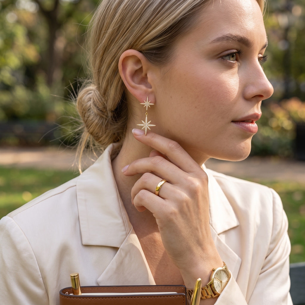 Boucles d’oreilles Snow dorées en acier inoxydable 316L mises en scène, doubles étoiles à strass