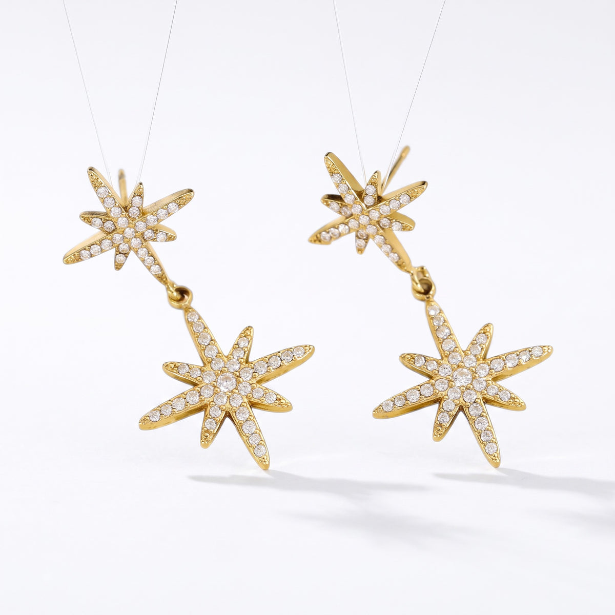 Boucles d’oreilles Snow dorées en acier inoxydable 316L avec double étoile à strass
