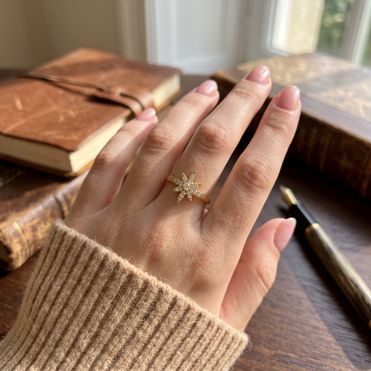 Bague Snow dorée ajustable en acier inoxydable 316L portée, étoile décentrée à strass