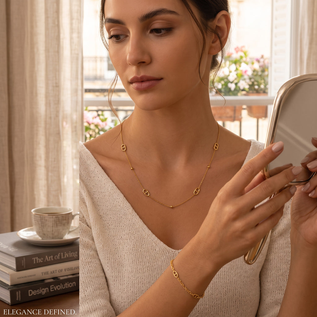 Collier Monica à mailles marine en acier inoxydable 316L porté au cou