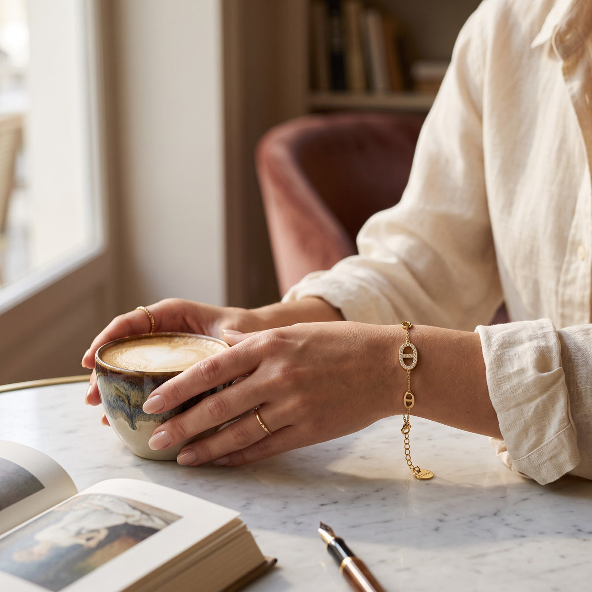 Bracelet Lisa en acier inoxydable 316L porté au poignet avec maillons graphiques et strass