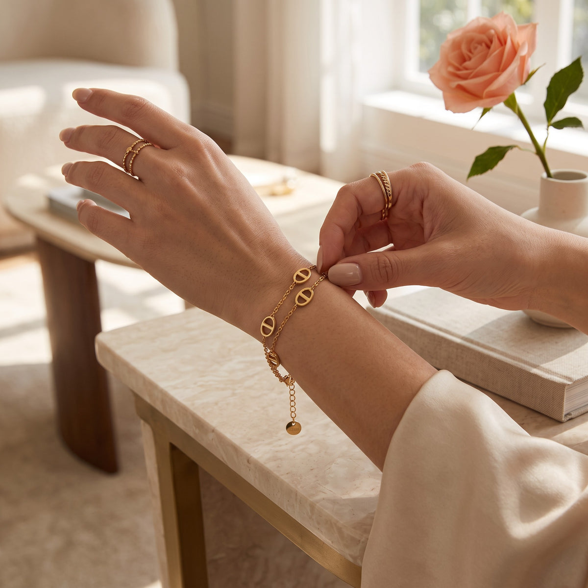 Bracelet Arya en acier inoxydable 316L porté au poignet, double chaîne fine
