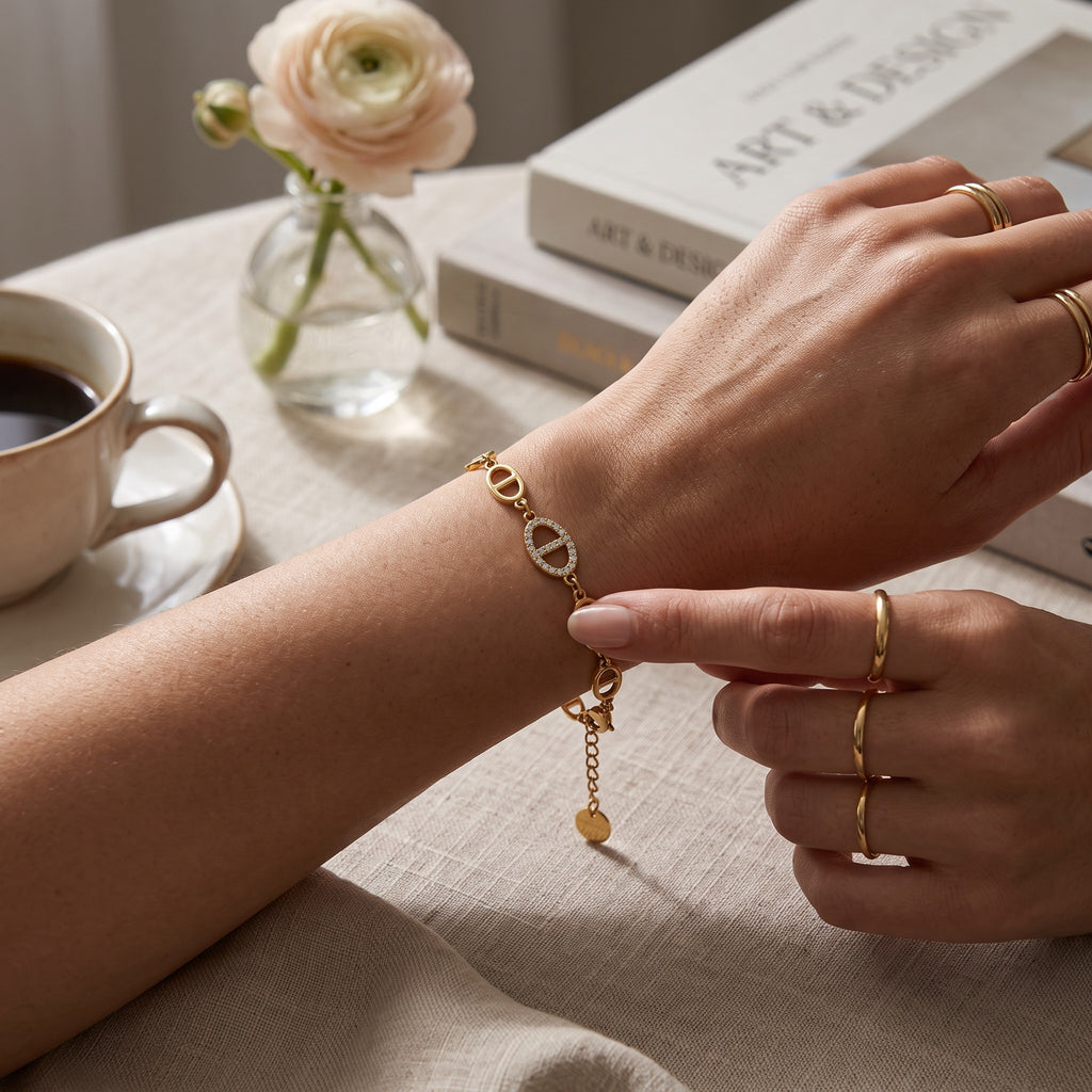 Bracelet Vera à strass en acier inoxydable 316L porté au poignet